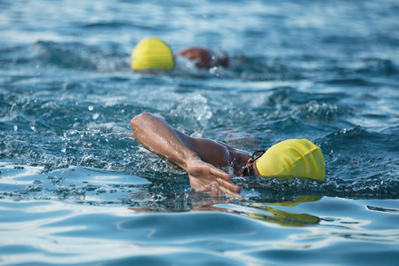 游泳者搅水两个游泳运动员在铁人三项比赛中