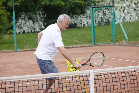 打网球的网球教练