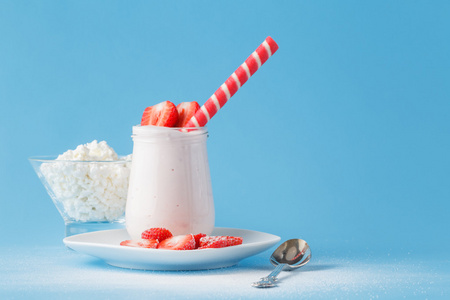 罐酸奶和草莓