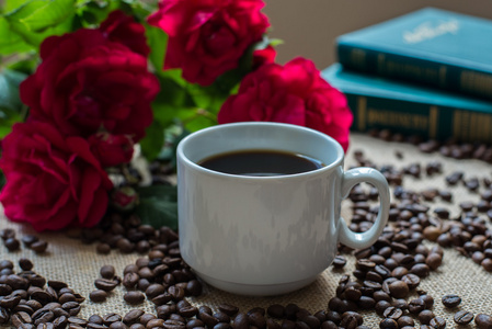 白杯咖啡，咖啡豆书背景