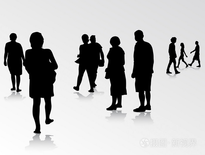 到户外散步的人物剪影