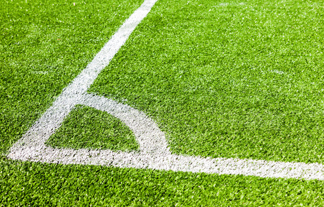 标记在足球 o 一角的绿色草地上的白线