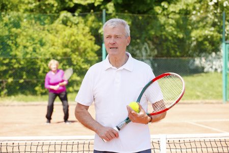 男人拿在手里的网球拍