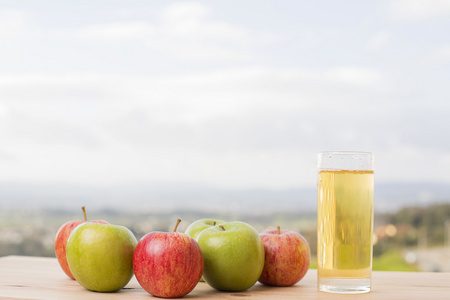 苹果和苹果汁上一张小木桌，户外