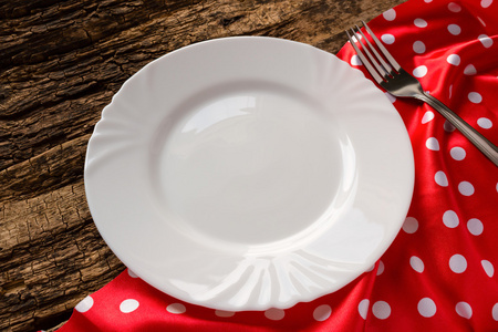 红餐巾放在桌上的空白板