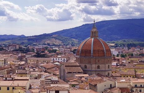 皮斯托亚与圆顶的圣玛丽亚大教堂谦卑，意大利的托斯卡纳，皮斯托亚的鸟瞰图