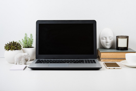 现代工作空间与桌上的笔记本电脑样机
