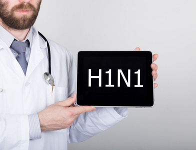 技术 互联网和网络中医学概念   医生抱着一台 tablet pc 与 h1n1 标志。互联网技术在医学