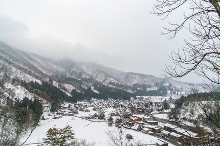 美丽的村庄，在冬天山