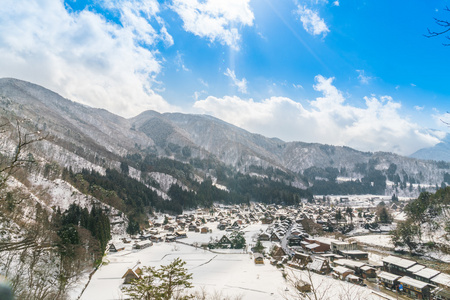 美丽的村庄，在冬天山