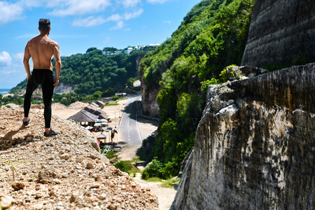 运动肌肉的徒步旅行者在夏天山上的人户外运动