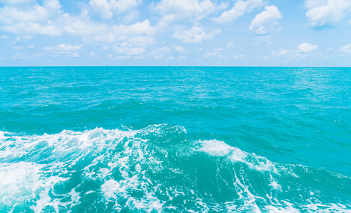 雷海水面背后船上