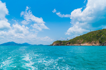 雷海水面背后船上