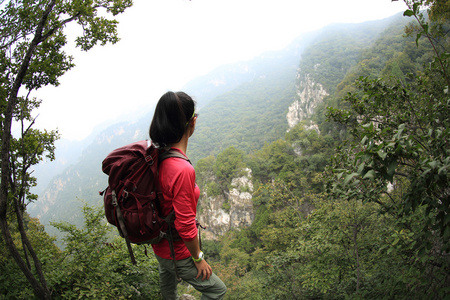 年轻女人的徒步旅行者