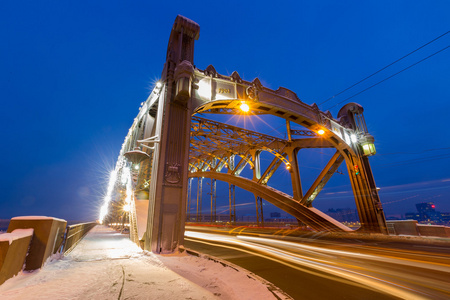 从桥上的汽车灯光夜景图片