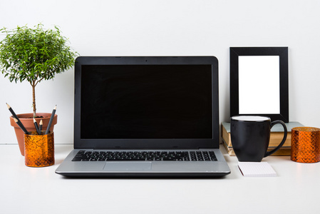 现代工作空间与桌上的笔记本电脑样机