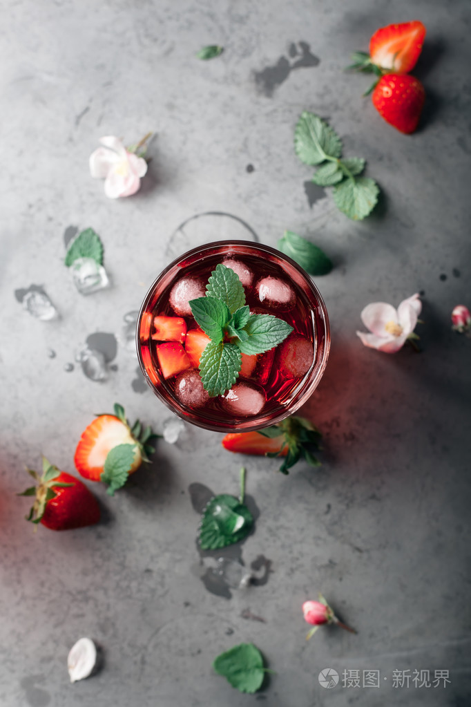 新鲜的草莓和薄荷喝在灰色的背景上.乡村风格