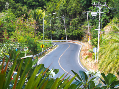 弯曲的沥青道路图片