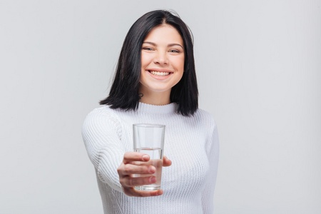 美丽的年轻女子捧着水杯