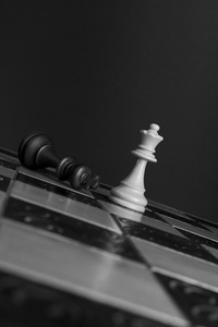 国际象棋棋盘上拍照图片