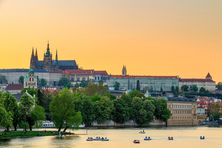 在日落时的布拉格城堡和伏尔塔瓦河河