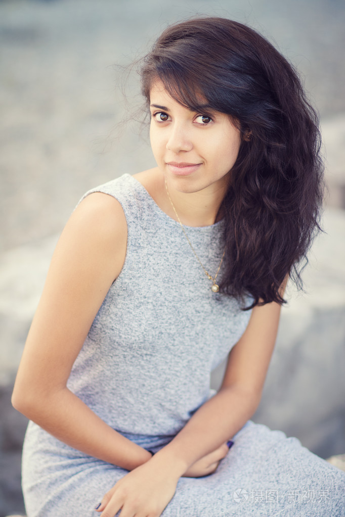 美丽的西班牙拉丁裔白人女孩肖像有眉毛的女人