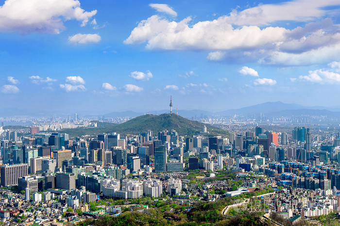 城市景观和首尔塔在韩国首尔的视图