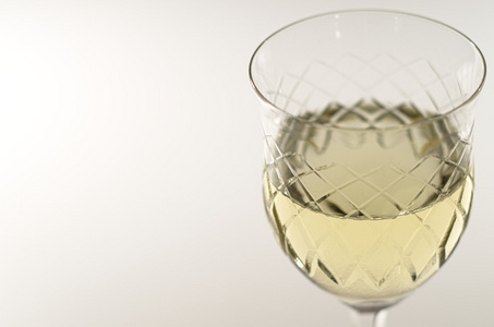 孤立的水晶圣杯与白葡萄酒