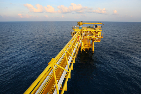 海上施工平台生产石油和天然气 石油和天然气工业和辛勤工作，通过手动和自动功能 石油钻机行业及操作的生产平台和操作过程