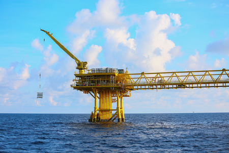 海上施工平台生产石油和天然气 石油和天然气工业和辛勤工作，通过手动和自动功能 石油钻机行业及操作的生产平台和操作过程