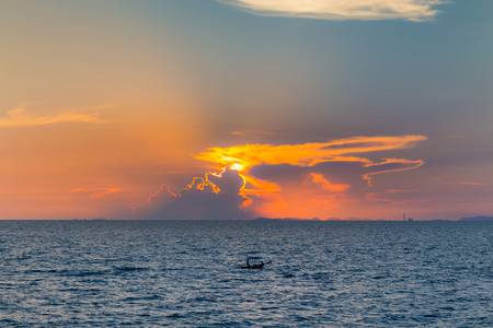 在海岸的戏剧性太阳灯光背景