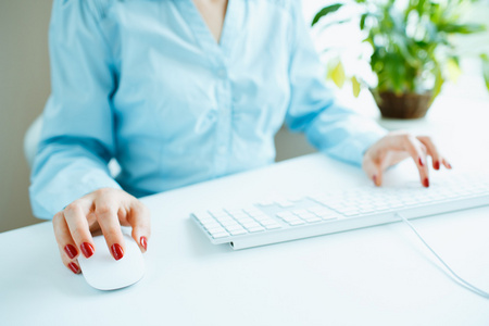 女人办公室工作人员在键盘上打字
