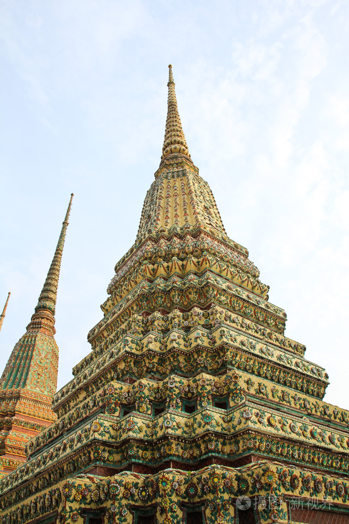 在泰国曼谷在佛寺中的正宗泰式建筑