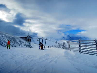 冰雪覆盖的阿尔卑斯山附近