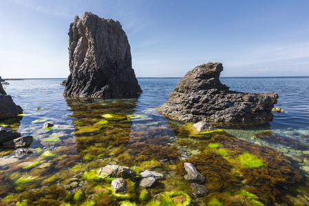 在水中的岩石。海海洋景观