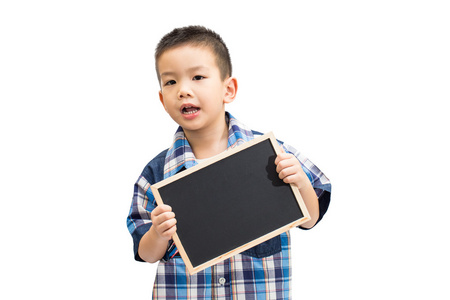 小亚洲男孩抱着一个空白的黑板