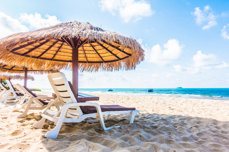 伞和坐在椅子上海滩