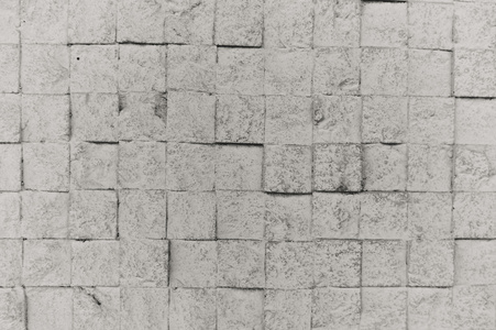 优雅的石头墙中的小正方形。特写图片