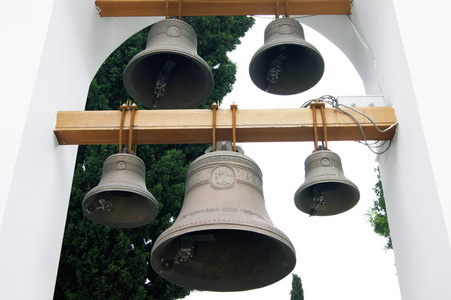 在教堂的钟楼的钟声照片