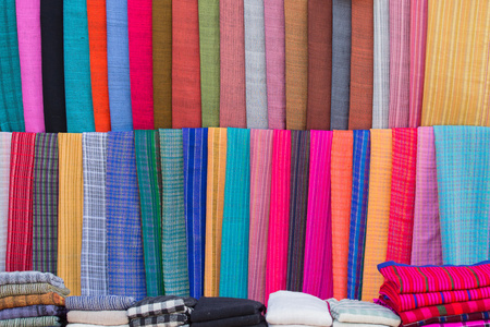 在一个市场上在缅甸茵莱湖的围巾