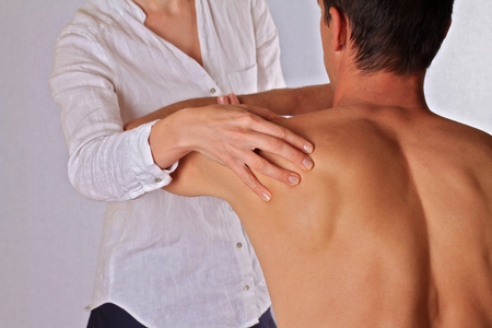 整脊 骨病 手法治疗。治疗师做康复治疗在男人的背上。替代医学，疼痛救济概念