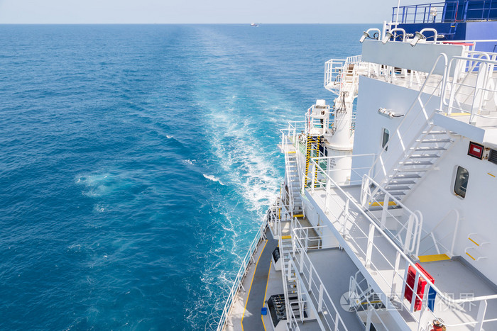 船尾的一艘油轮