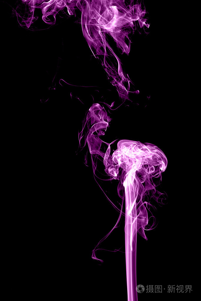 在黑色背景上的紫烟
