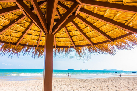 在美丽的热带海滩伞