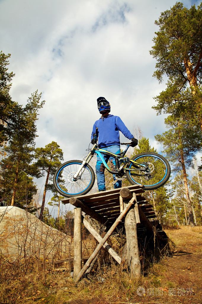 人和山地自行车