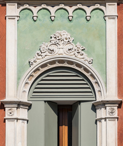 在威尼斯哥特式风格的窗口的详细信息