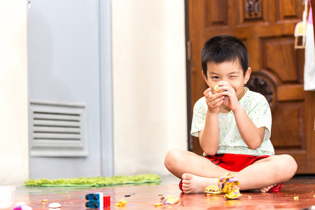 孩子们在家里玩粘土玩具的男孩