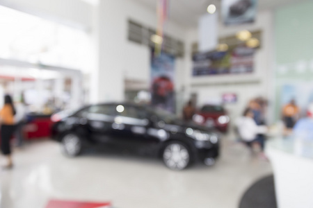 人们在汽车展示厅的 buyring 和销售汽车业务
