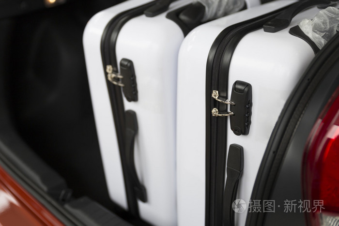 在旅游概念汽车后备箱行李