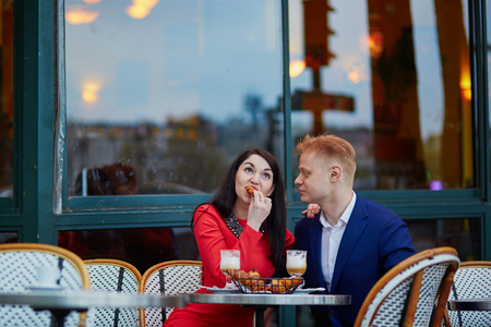 巴黎咖啡馆的浪漫情侣图片